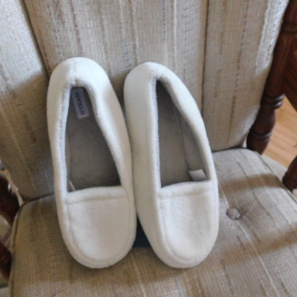AEROSOLES MEMORY FOAM SLIPPERS. SIZE XL 9-10 1/2